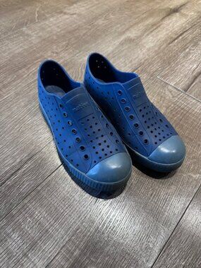 Native shoes size 1 youth